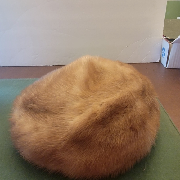 LORD & TAYLOR MINK BERET - Picture 9 of 13